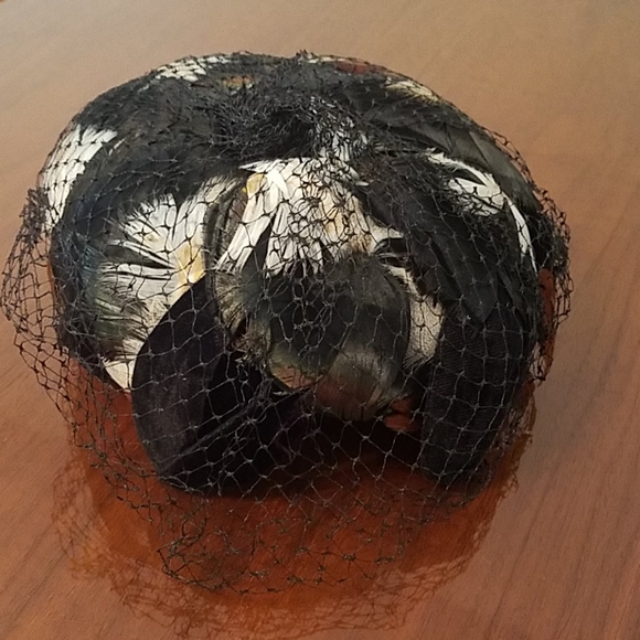 Ladies Vtg. Black pill-box  style hat with feather - Picture 2 of 4